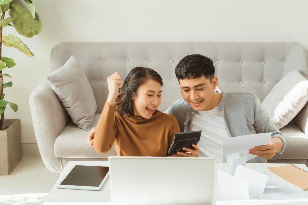 Ilustrasi pasangan sedang booking tiket untuk bulan madu (123rf.com/marctran)