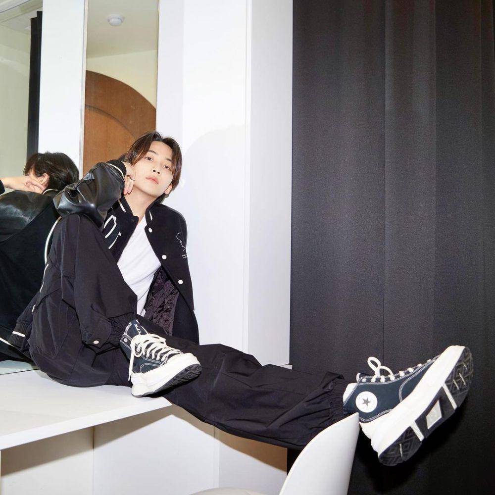 gaya sporty casual ala Jeonghan SEVENTEEN (instagram.com/jeonghaniyoo_n)