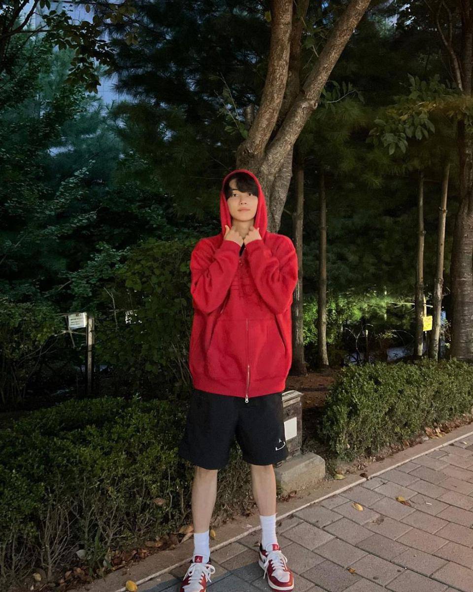 gaya sporty casual ala Jeonghan SEVENTEEN (instagram.com/jeonghaniyoo_n)
