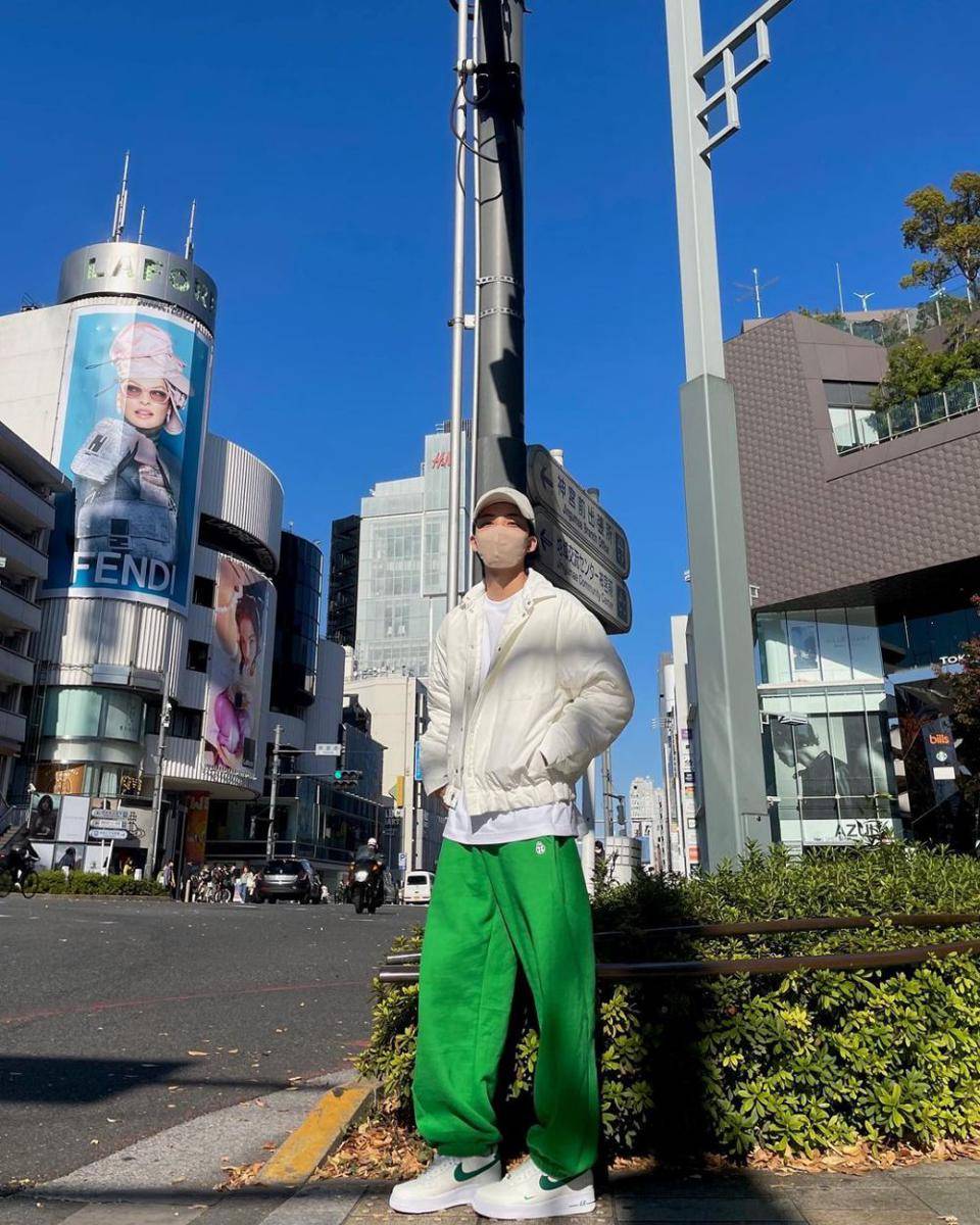 gaya sporty casual ala Jeonghan SEVENTEEN (instagram.com/jeonghaniyoo_n)