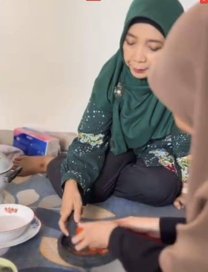 Cagub NTB Sitti Rohmi Djalilah bikin sambal. (Tangkapan layar)