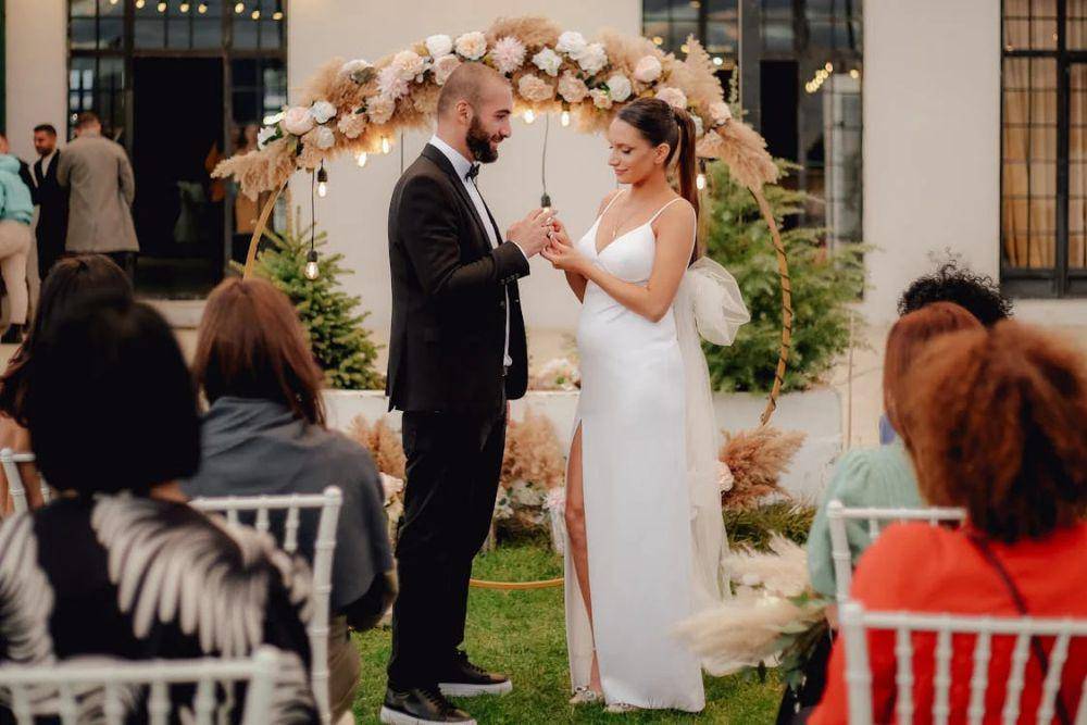 ilustrasi intimate wedding (pexels.com/Photography Maghradze PH)