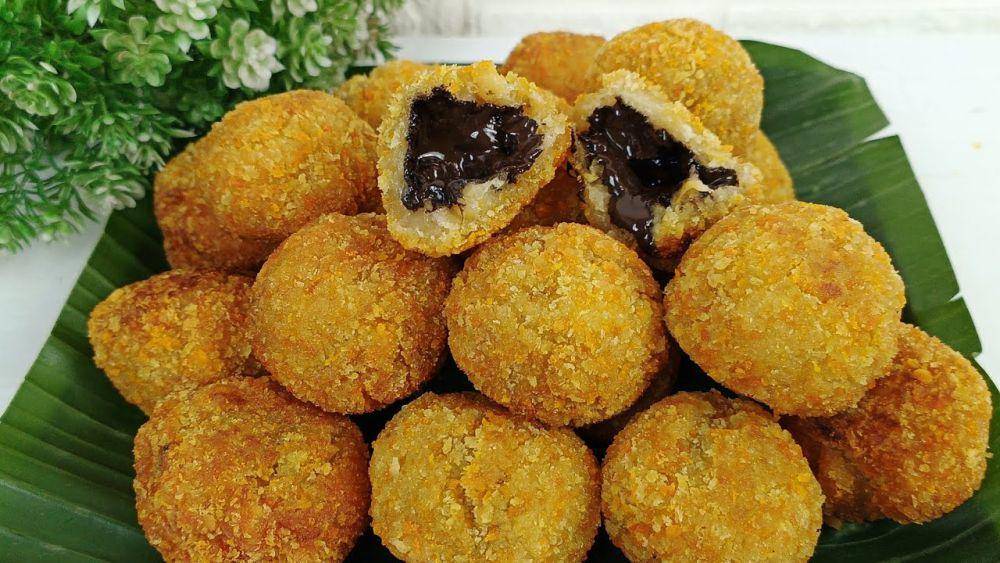 bola-bola pisang isi cokelat (YouTube.com/Eliza Perkasa)