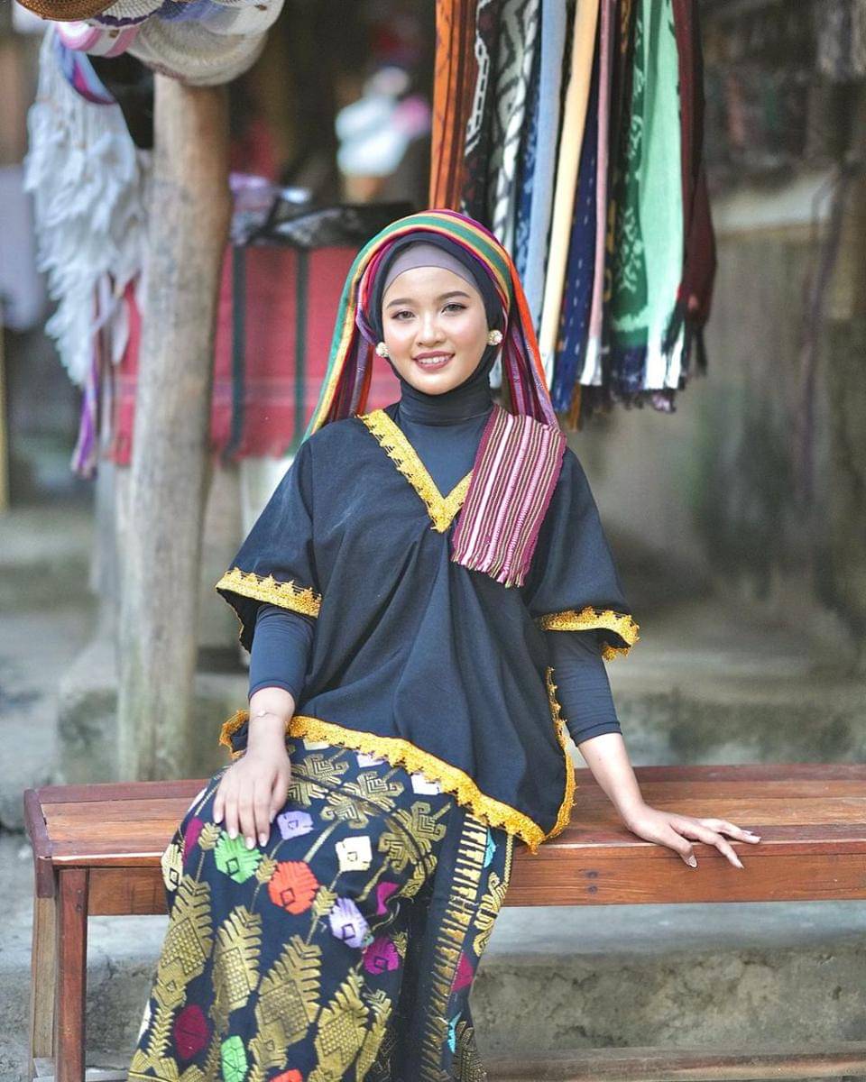Model mengenakan baju adat lambung dari suku Sasak, Lombok. (instagram.com/chasalsha_)