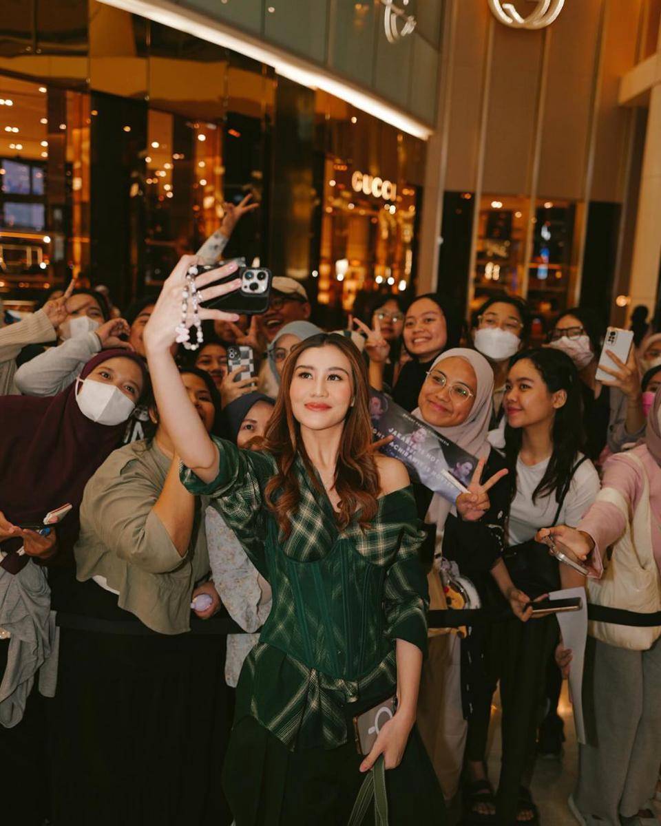potret Aaliyah Massaid di event Burberry (instagram.com/aaliyah.massaid)