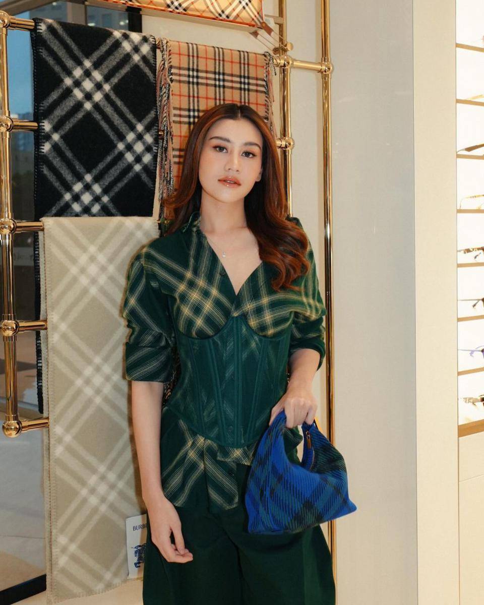 potret Aaliyah Massaid di event Burberry (instagram.com/aaliyah.massaid)