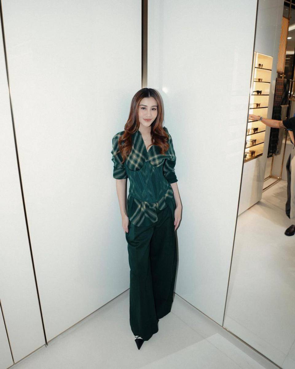 potret Aaliyah Massaid di event Burberry (instagram.com/aaliyah.massaid)
