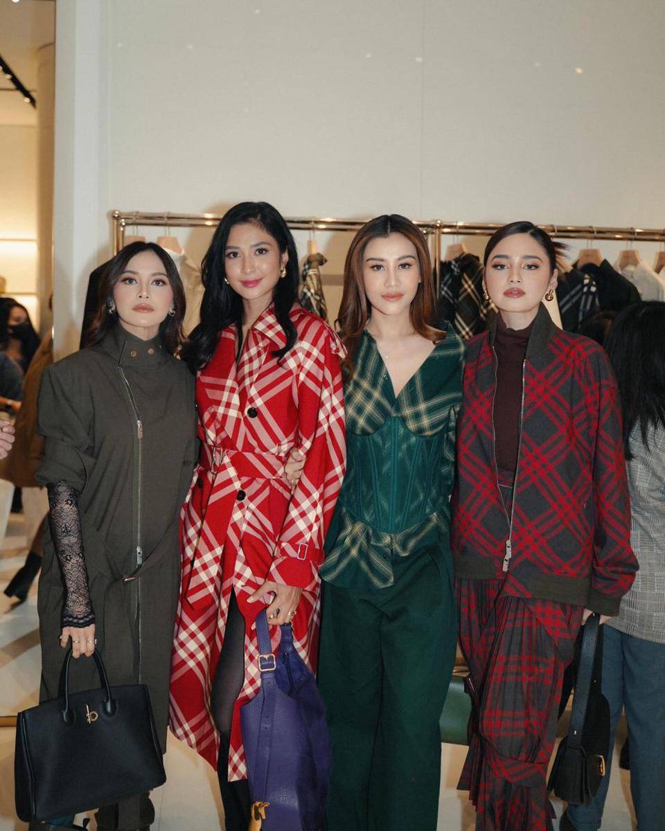potret Aaliyah Massaid di event Burberry (instagram.com/aaliyah.massaid)