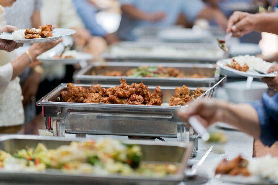 Ilustrasi buffet, salah satu konsep penyajian makanan. (freepik.com/jiboom)