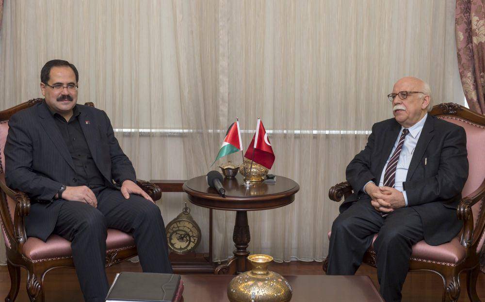Sosok Sabri Saidam (kiri) seorang politisi Palestina. (x.com/@tcmeb)
