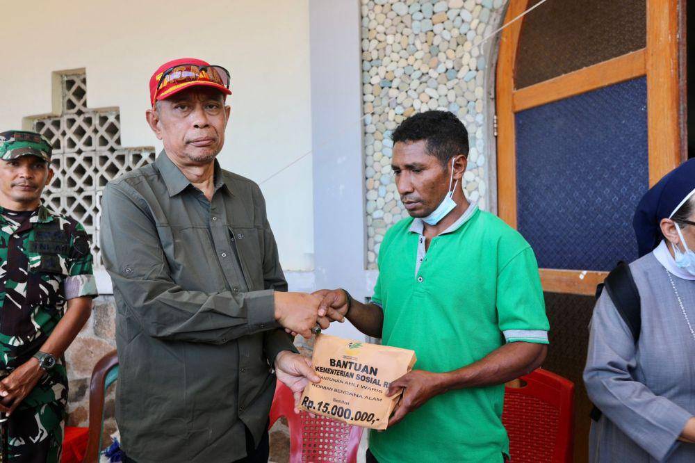 Wamensos Agus Jabo serahkan bantuan santunan/dok Kekemsos