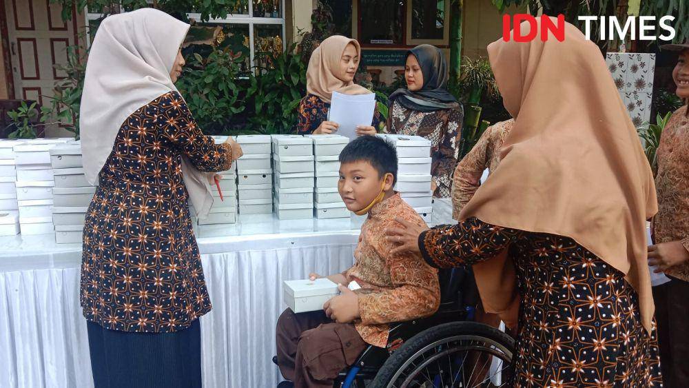 Seorang anak difabel saat menerima nasi kotak dari pelaksanaan makan bergizi gratis. (IDN Times/Fariz Fardianto)