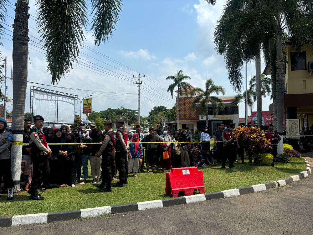 Warga Sewa Bus untuk Saksikan Rekonstruksi Kasus Pengeroyokan RSI