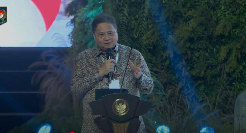 Menteri Koordinator (Menko) Bidang Perekonomian Airlangga Hartarto saat memberikan paparan pada sesi 2 rapat koordinasi pemerintah pusat dan daerah yang diselenggarakan Kemendagri di SICC Bogor, Jawa Barat, Kamis (7/11/2024). (Tangkapan layar Channel Youtube Kemendagri).