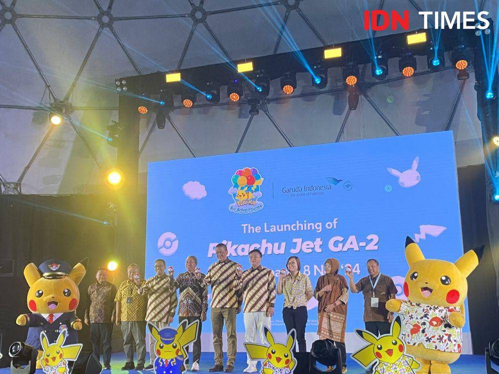 Garuda Indonesia meluncurkan desain livery tematik Pikachu yang kedua untuk pesawat Jet GA-2, hasil kerja sama dengan The Pokémon Company. (IDN Times/Vadhia Lidyana)