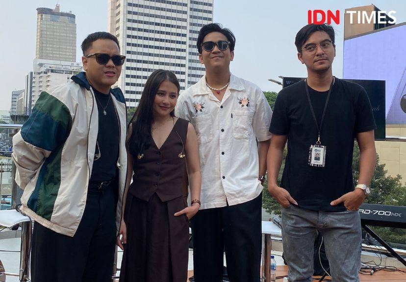 press conference perilisan lagu “Tuk Singgah” di Halte Transjakarta Tosari, Jumat (8/11/2024) (dok. IDN Times/Rani Asnurida)