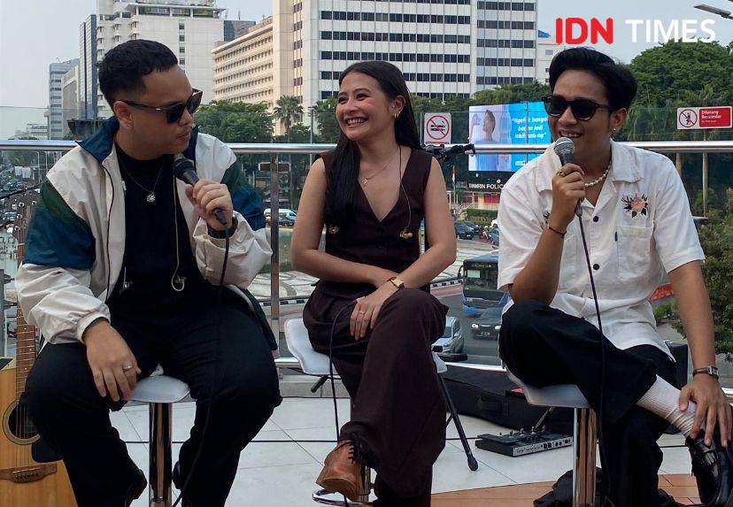 press conference perilisan lagu “Tuk Singgah” di Halte Transjakarta Tosari, Jumat (8/11/2024) (dok. IDN Times/Rani Asnurida)