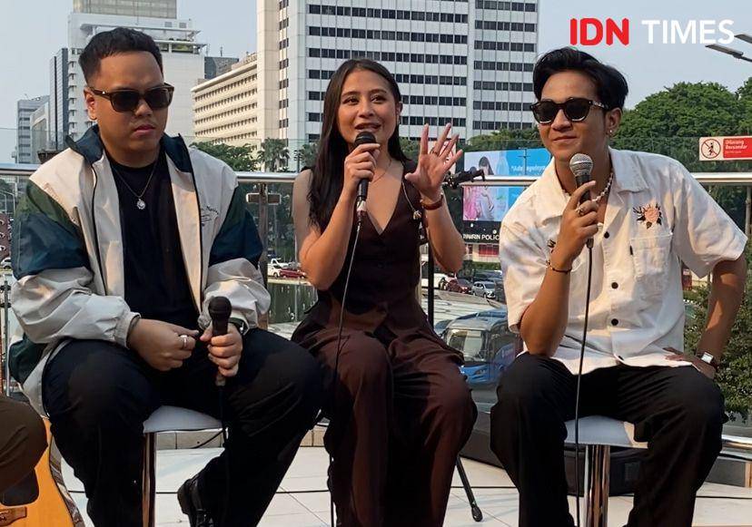 press conference perilisan lagu "Tuk Singgah" di Halte Transjakarta Tosari, Jumat (8/11/2024) (dok. IDN Times/Rani Asnurida)