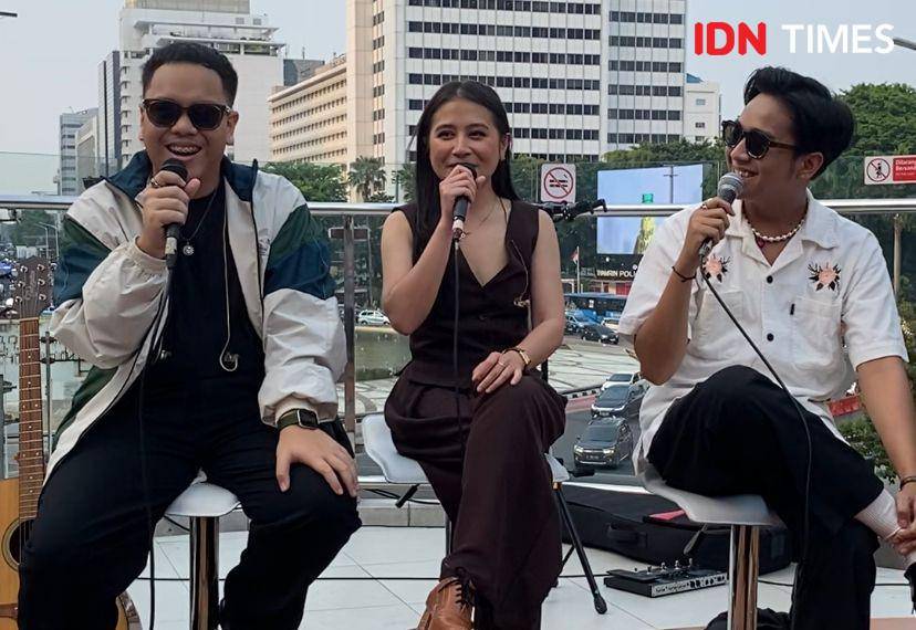 press conference perilisan lagu "Tuk Singgah" di Halte Transjakarta Tosari, Jumat (8/11/2024) (dok. IDN Times/Rani Asnurida)