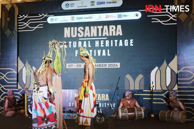 Penampilan tari dan seni budaya Paser para maestro dalam NCHF 2024 (IDN Times/Ervan)