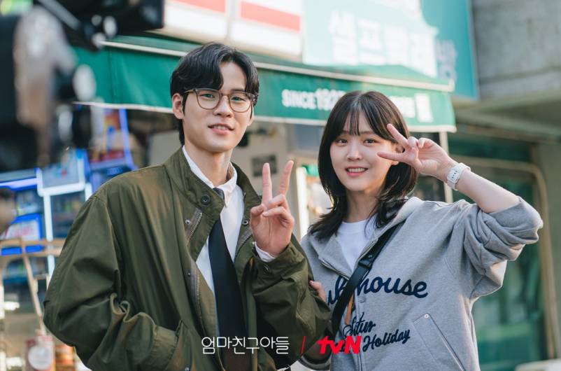 Yun Ji On dan Kim Ji Eun di drama Love Next Door (Dok. tvN/Love Next Door)