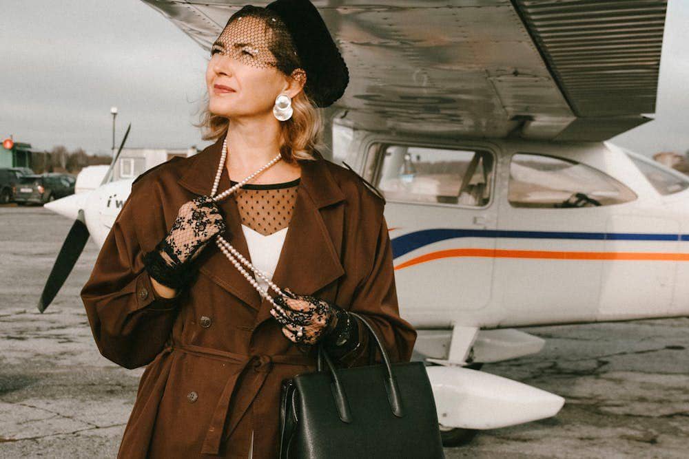 Potret perempuan sedang membawa tas tangan saat hendak naik pesawat