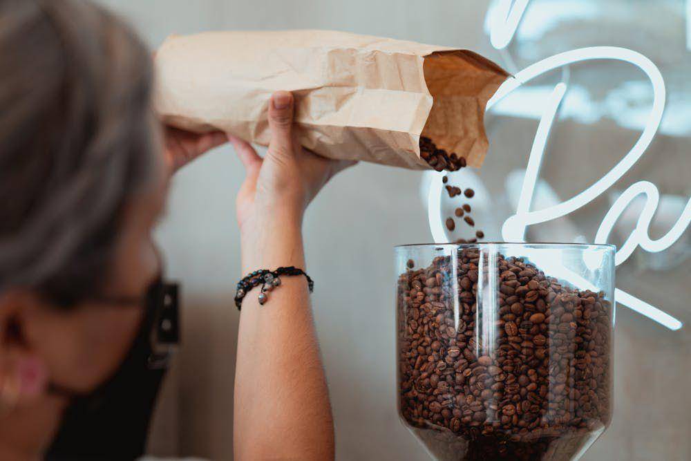 ilustrasi menggiling biji kopi (pexels.com/Los Muertos Crew)