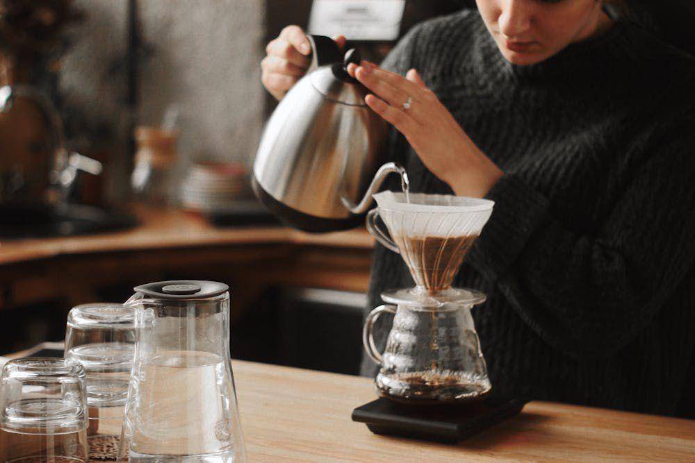 ilustrasi menuang air untuk menyeduh kopi (pexels.com/Maksim Gonchareno)