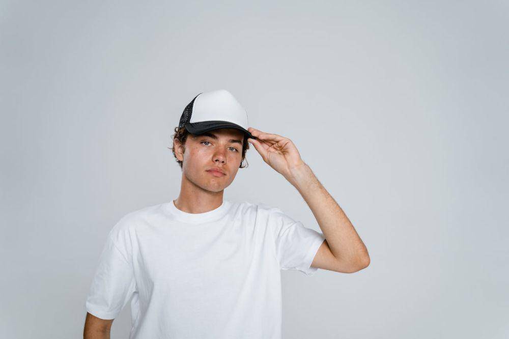 Ilustrasi pria menggunakan baseball cap (pexels.com/MART PRODUCTION)