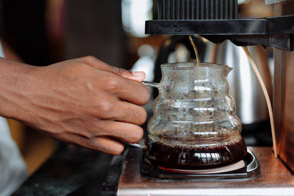 ilustrasi menyeduh kopi (pexels.com/Thirdman)