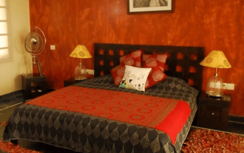 ilustrasi kamar tidur dengan cat dinding berwarna merah (youtube.com/Holaholaholiday)