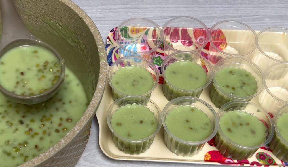 ilustrasi menuang puding kacang hijau ke dalam cetakan (YouTube.com/HOBI MASAK)