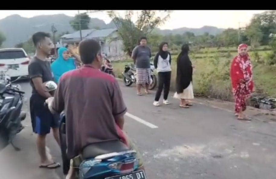 Warga sekitar mendatangi TKP kecelakaan / Istimewa