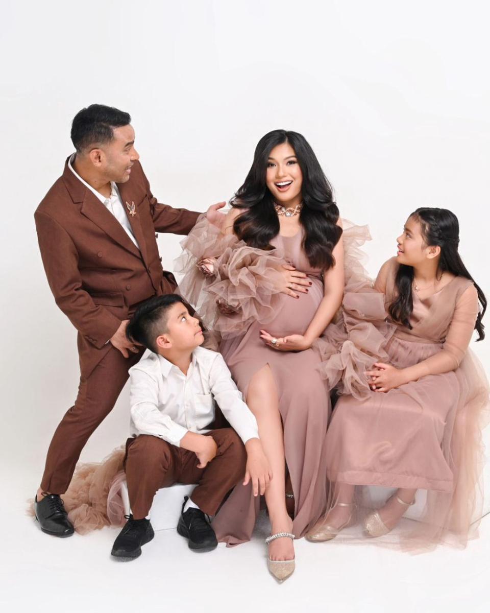 8 Potret Glamor Maternity Shoot Ketiga Duma Riris, Ajak Dua Anaknya