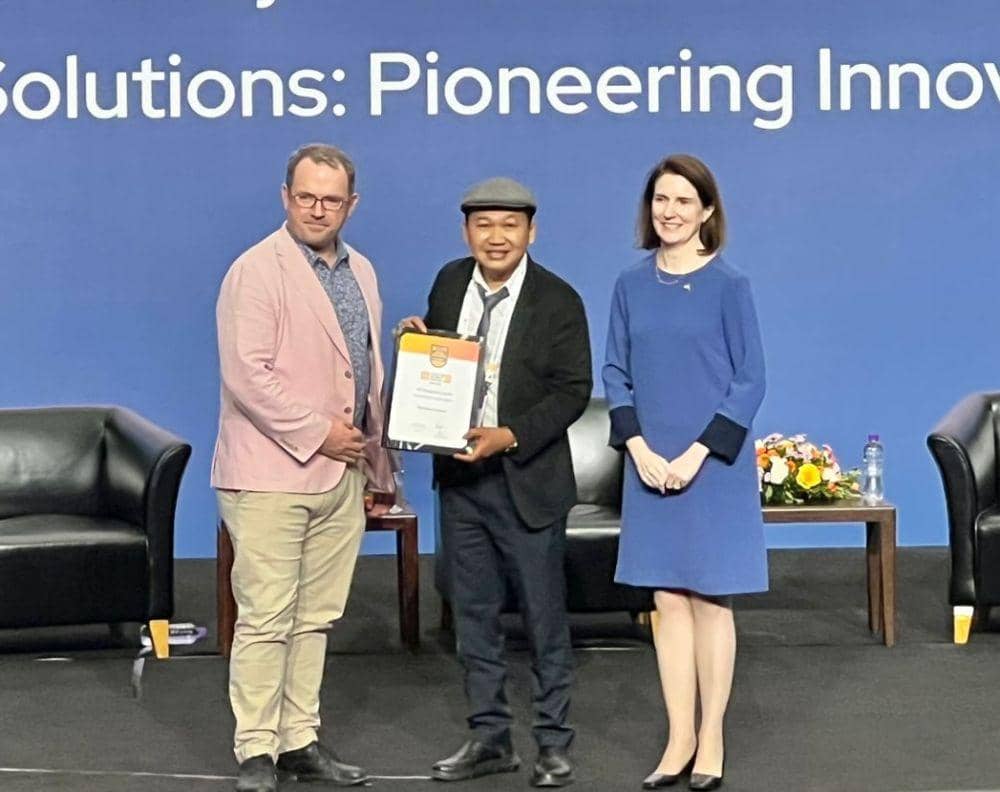 CEO QS Quacquarelli Symonds, Jessica Turner menyerahkan penghargaan kepada Wakil Rektor IV Undip, Wijayanto PhD di acara QS Higher Ed Summit: Asia Pacific 2024 di Macau University of Science and Technology, Kamis (7/11/2024). (dok. Undip)