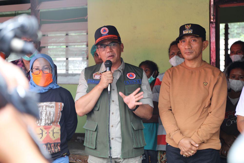 Kepala BNPB Suharyanto saat meninjau pengungsian pascaerupsi Gunung Lewotobi Laki-Laki di Kabupaten Sikka, NTT. (Dok. BPNP)
