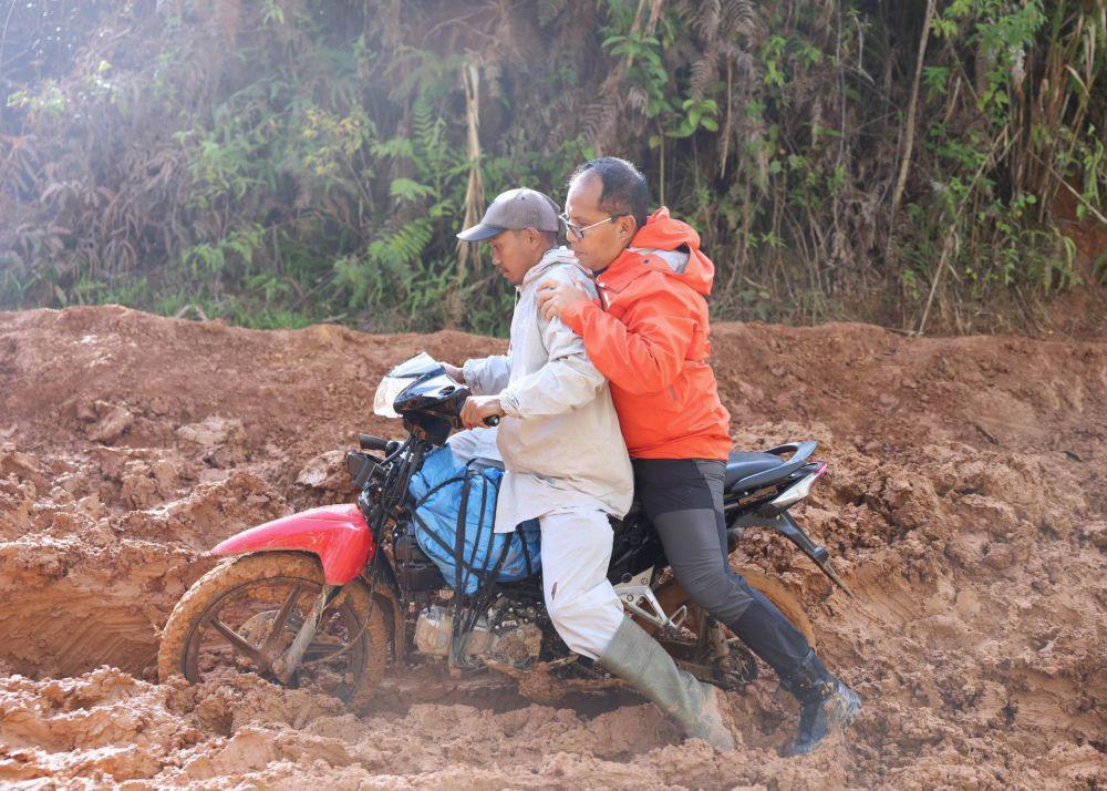 Jajal Jalan Berlumpur di Seko, Danny Pomanto Janjikan Pembangunan