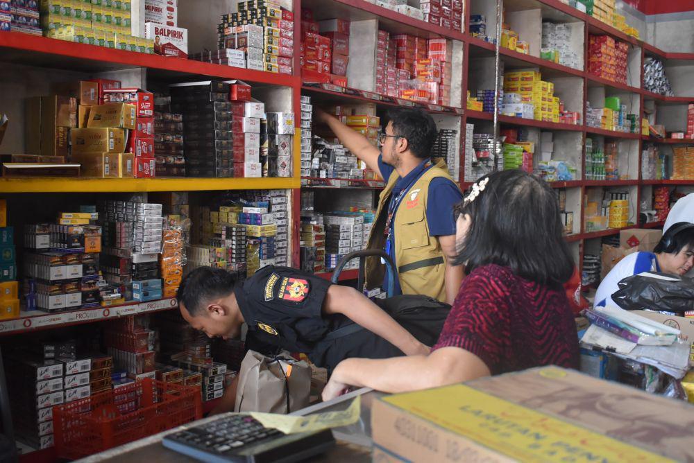 Satpol PP Surabaya Obok-obok Toko Klontong Cari Rokok Ilegal