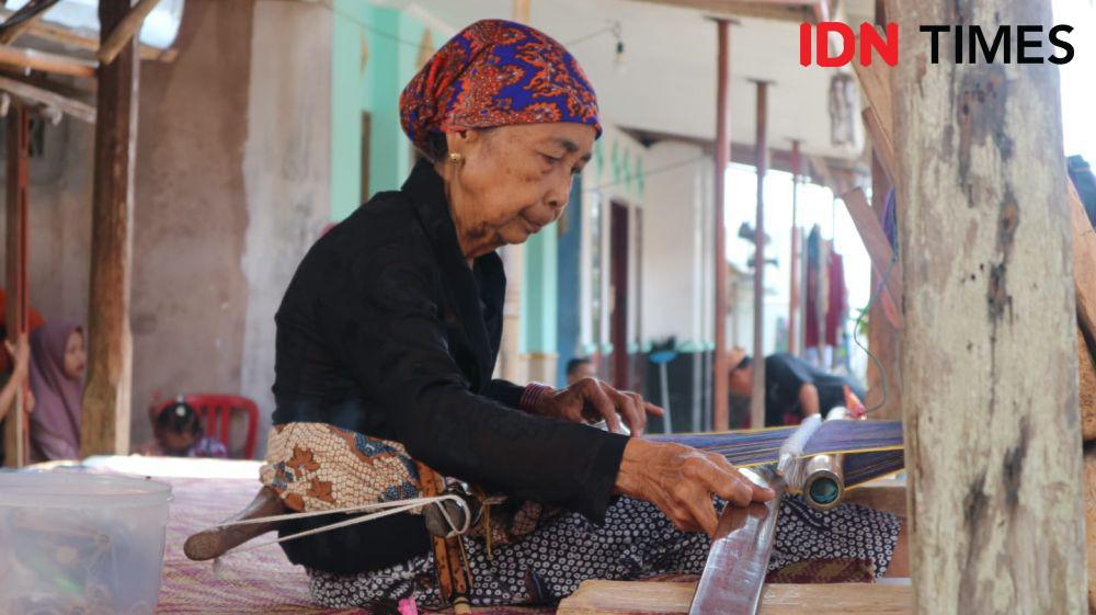 Lestarikan Tenun Osing, Siami Terima Penghargaan Local Heroes Amartha