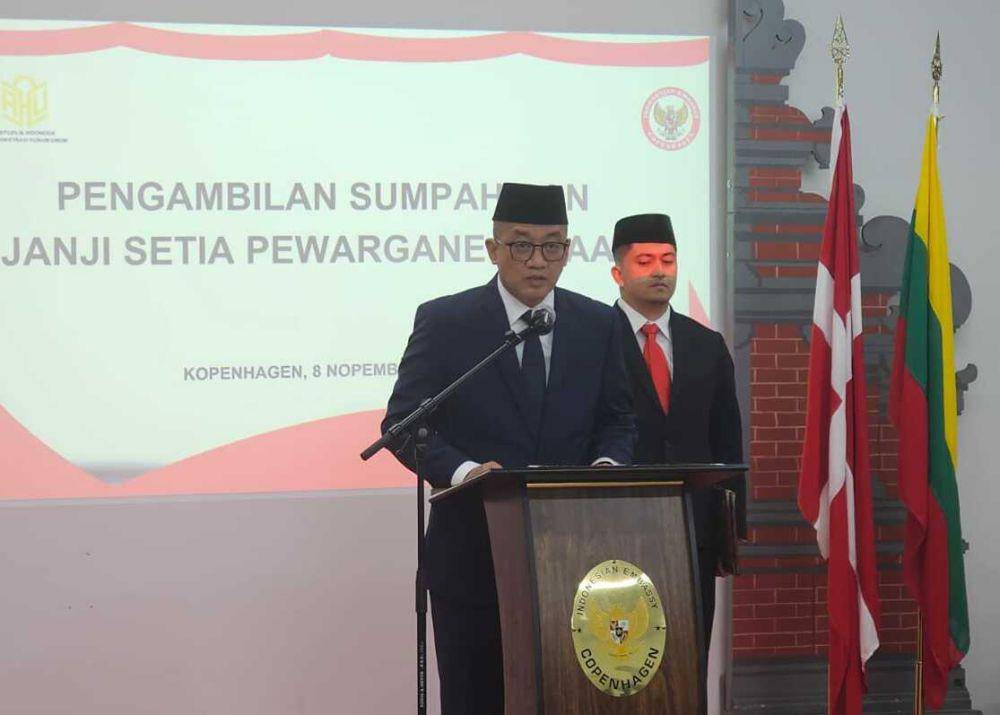 Pengambilan sumpah dan janji setia 3 (tiga) orang atlet sepakbola atas nama Kevin Diks, Noa Johanna Christina Cornelia Leatomu, dan Estella Raquel Loupattij di Kedutaan Besar Indonesia untuk Kerajaan Denmark merangkap Republik Lithuania yang berlokasi di Kota Kopenhagen, Denmark, Jumat (8/11/2024). (Dok. Kemenkumham)