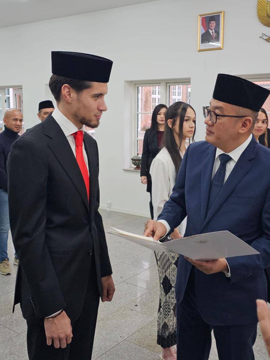 Pengambilan sumpah dan janji setia 3 (tiga) orang atlet sepakbola atas nama Kevin Diks, Noa Johanna Christina Cornelia Leatomu, dan Estella Raquel Loupattij di Kedutaan Besar Indonesia untuk Kerajaan Denmark merangkap Republik Lithuania yang berlokasi di Kota Kopenhagen, Denmark, Jumat (8/11/2024). (Dok. Kemenkumham)