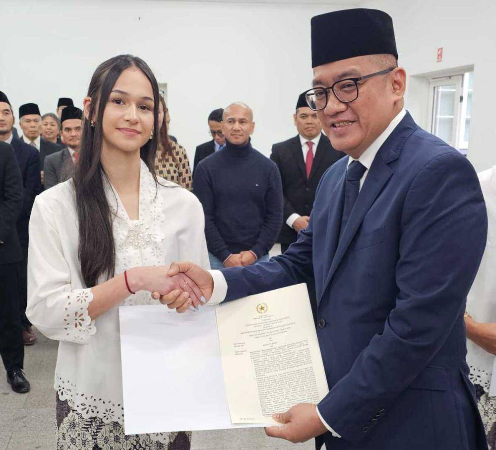 Pengambilan sumpah dan janji setia 3 (tiga) orang atlet sepakbola atas nama Kevin Diks, Noa Johanna Christina Cornelia Leatomu, dan Estella Raquel Loupattij di Kedutaan Besar Indonesia untuk Kerajaan Denmark merangkap Republik Lithuania yang berlokasi di Kota Kopenhagen, Denmark, Jumat (8/11/2024). (Dok. Kemenkumham)