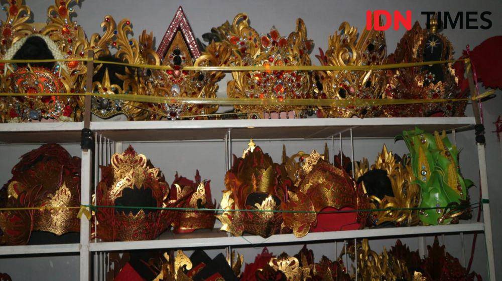 Koleksi kostum milik Ririn Dwi, pelaku UMKM yang menjadi mitra Amartha di Kabupaten Banyuwangi. (IDN Times/Dheri Agriesta).