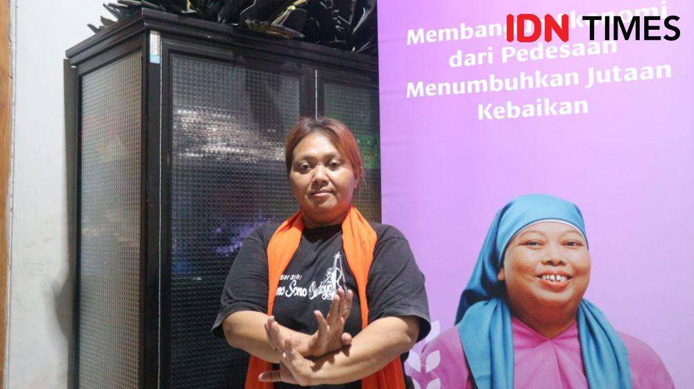 Ririn Dwi, pemilik UMKM penyewaan kostum dan sanggar tari yang menjadi mitra Amartha di Banyuwangi. (IDN Times/Dheri Agriesta).