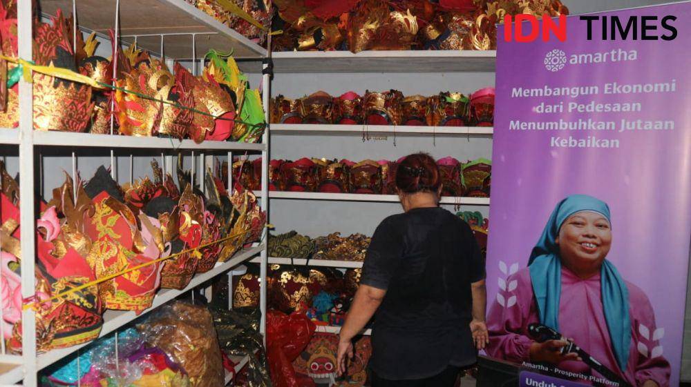 UMKM penyewaan kostum dan sanggar tari milik Ririn Dwi, salah satu mitra Amartha di Kabupaten Banyuwangi. (IDN Times/Dheri Agriesta).