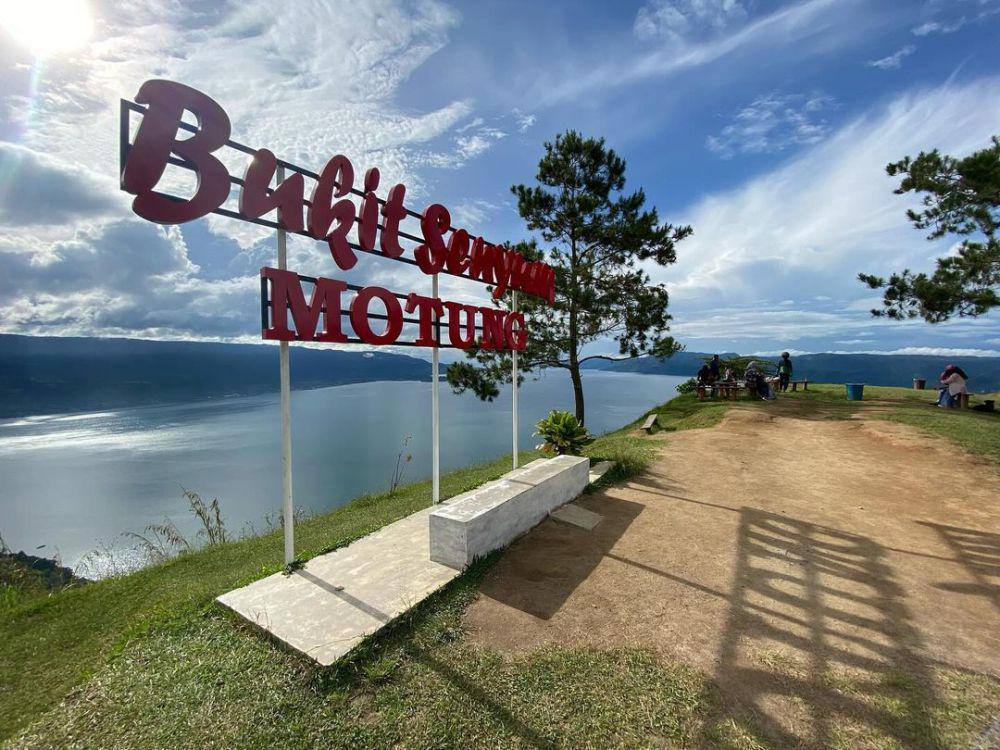 10 Potret Bukit Senyum Parapat yang Suguhkan View Danau Toba