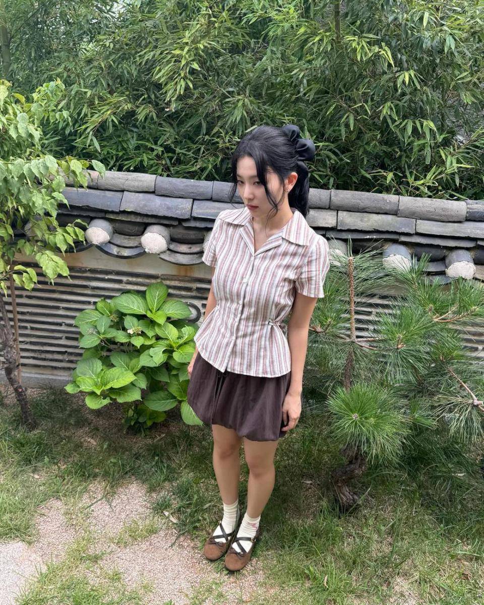 OOTD nuansa cokelat ala Seulgi Red Velvet (instagram.com/hi_sseulgi)