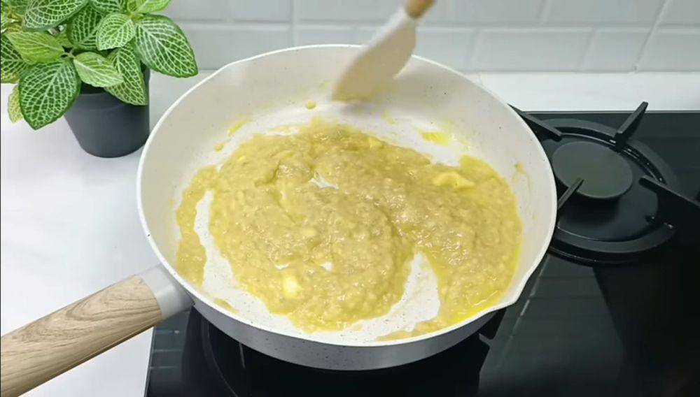 ilustrasi menumis pisang yang sudah dihaluskan (YouTube.com/DAPUR SEDERHANA TIKA)