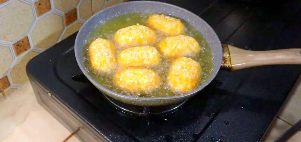 ilustrasi menggoreng kroket pisang isi cokelat (YouTube.com/Restart RF)