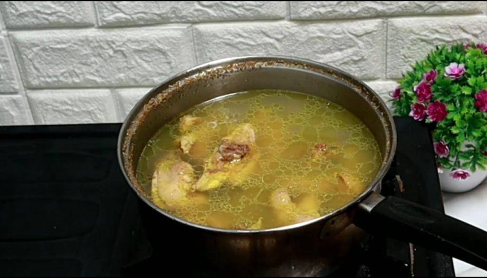 ilustrasi merebus daging ayam (YouTube.com/Dapur Mamika)